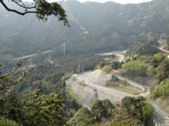 鈴鹿峠頂上付近の鏡岩より下界を望む。ここは気持ち良かった～♪