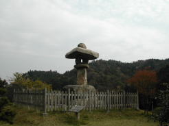 万人講常夜燈～坂下宿側から来た旅人は、峠を登り切ったことでここで皆休んでいくことでせう（笑）