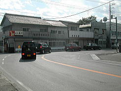 曲尺手状になっている街道。甲府柳宿も近いっ