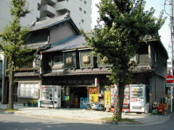 一本大通りから外れると、こういった昔ながらの家屋が点在しています＜これは酒屋さんかな？