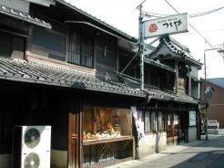 知る人ぞ知る和菓子屋さん？＜たくさんの人が車で訪れていました