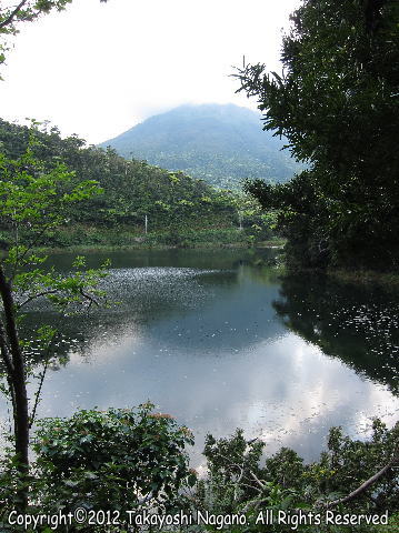 御池と御岳（池面に御岳が映っています）