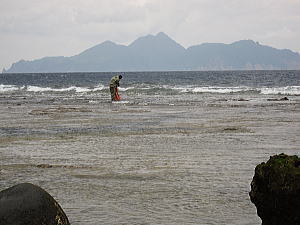 漁をするＭさんの奥には口之島が
