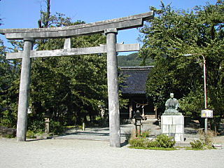 清河神社と清河八郎像